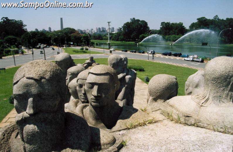 Monumento s Bandeiras, no Parque do Ibirapuera, cidade de Sao Paulo